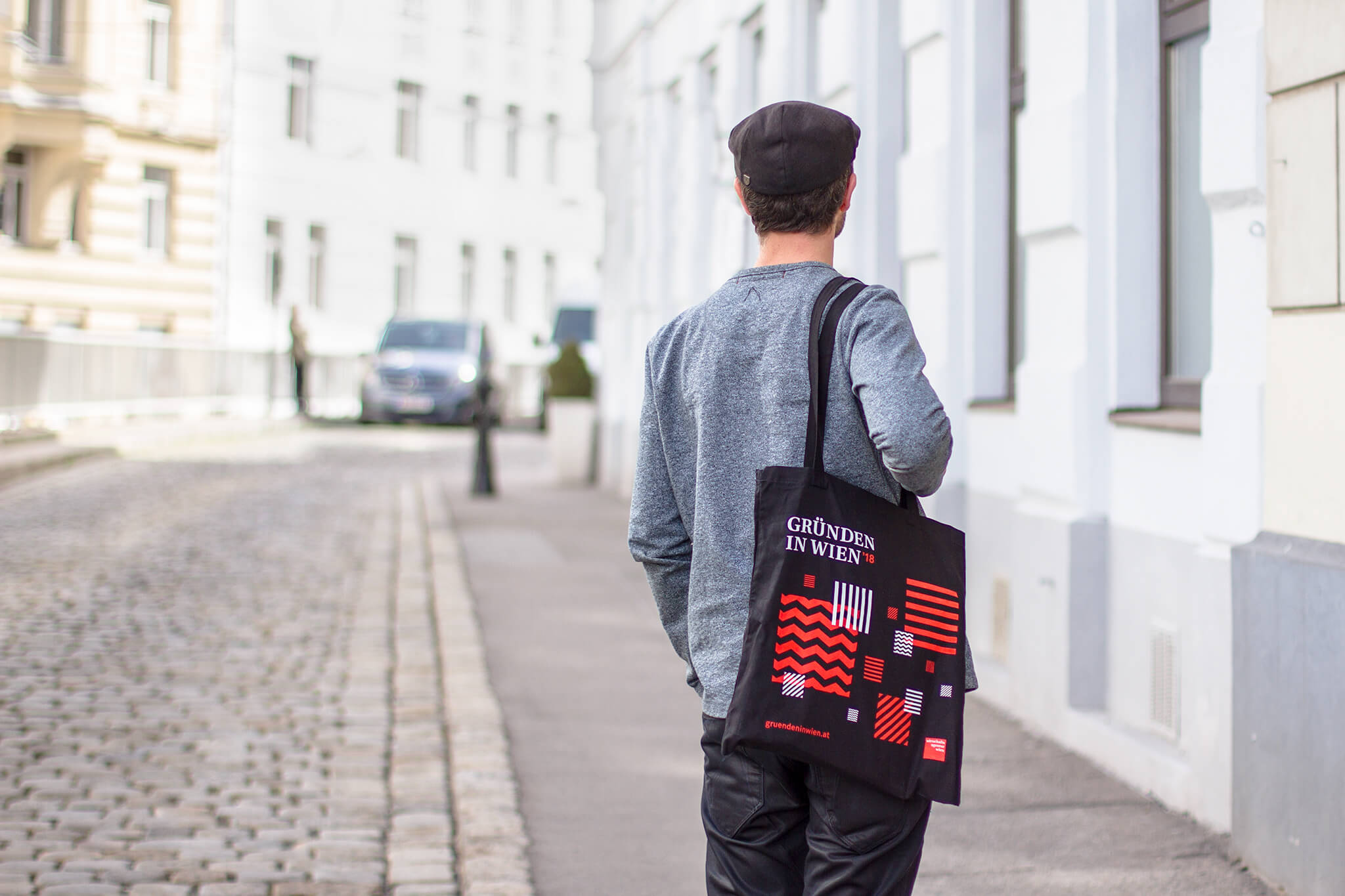 Junger Mann mit Gründen in Wien gebrandetem Tote Bag