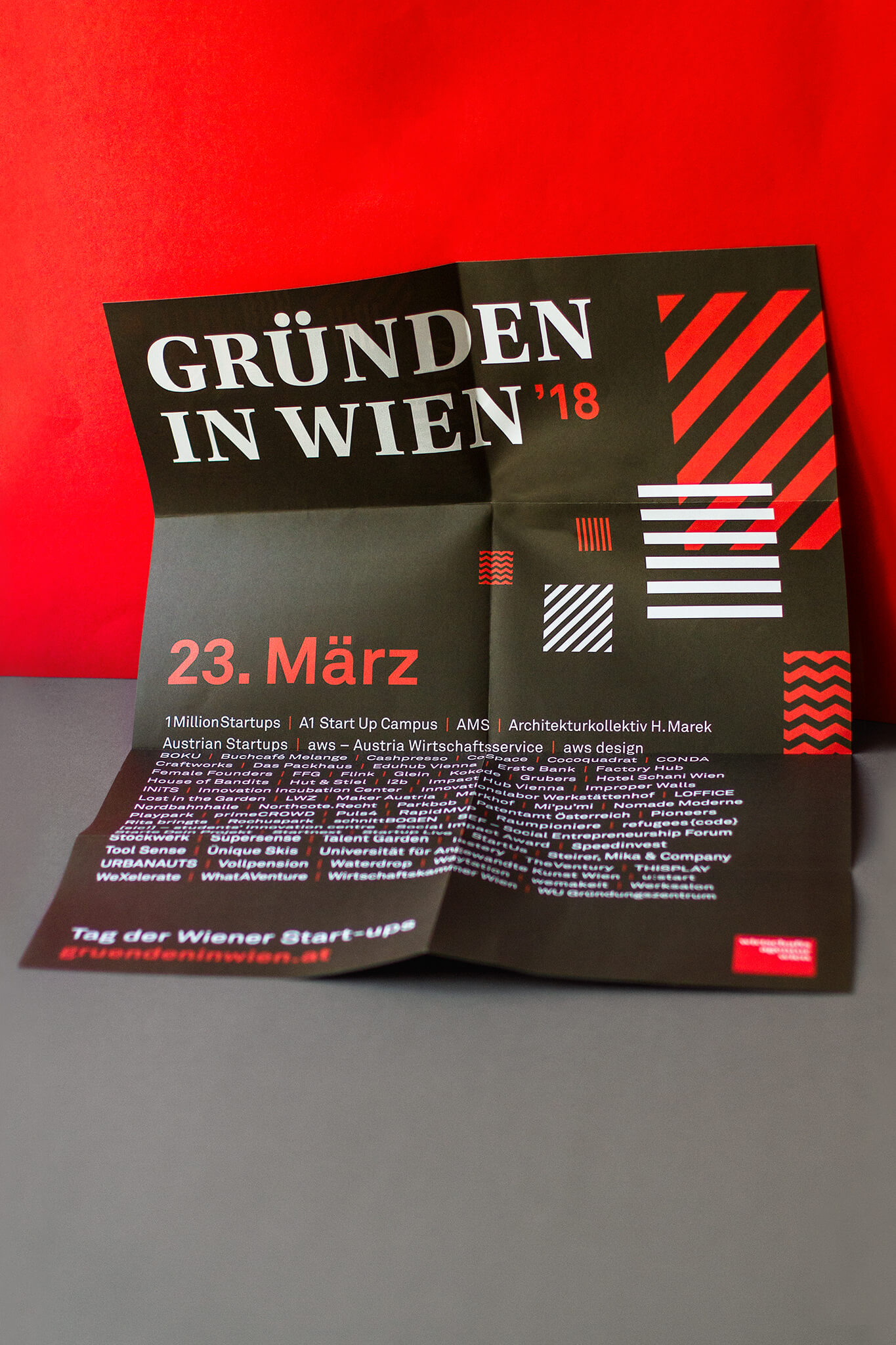 Gründen in Wien Poster mit schwarz-rot-weißem Pattern