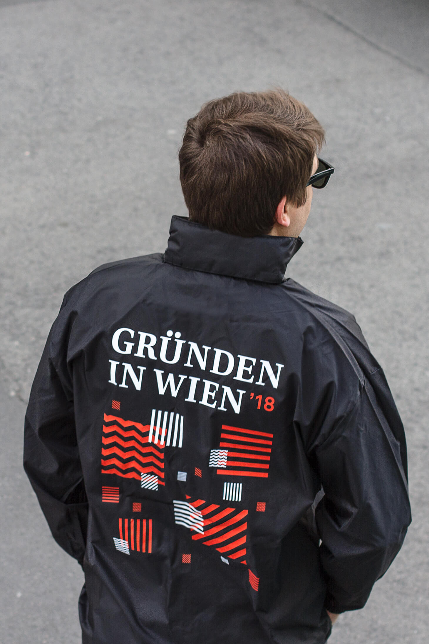 Windbreaker mit schwarz-rot-weißem Gründen in Wien Pattern