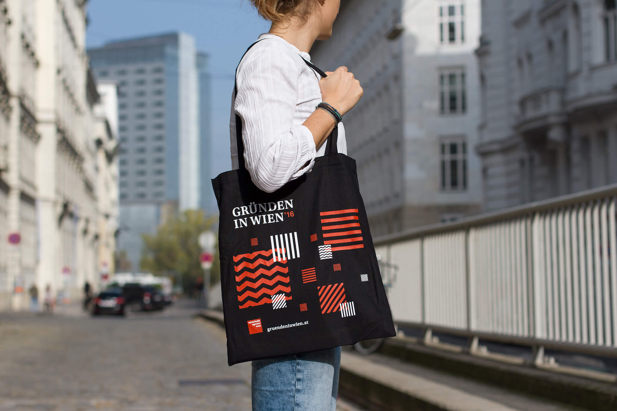 Gründen in Wien Tote Bag mit schwarz-rot-weißem Pattern