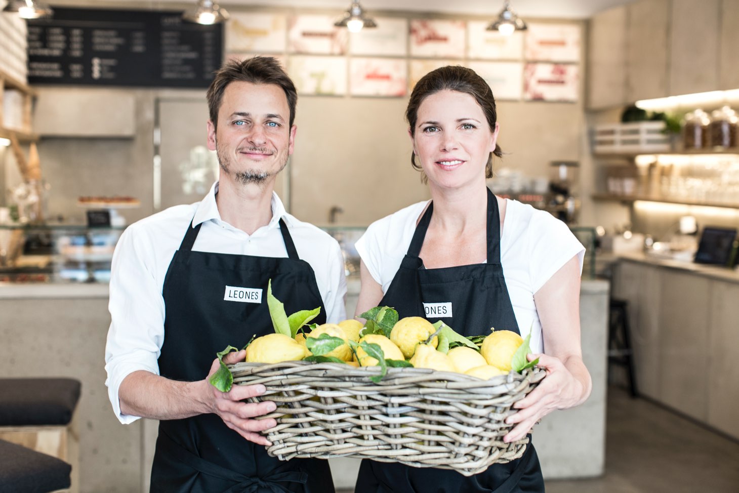 Giorgio und Lisa Leone mit einem Korb Zitronen im Leones Shop