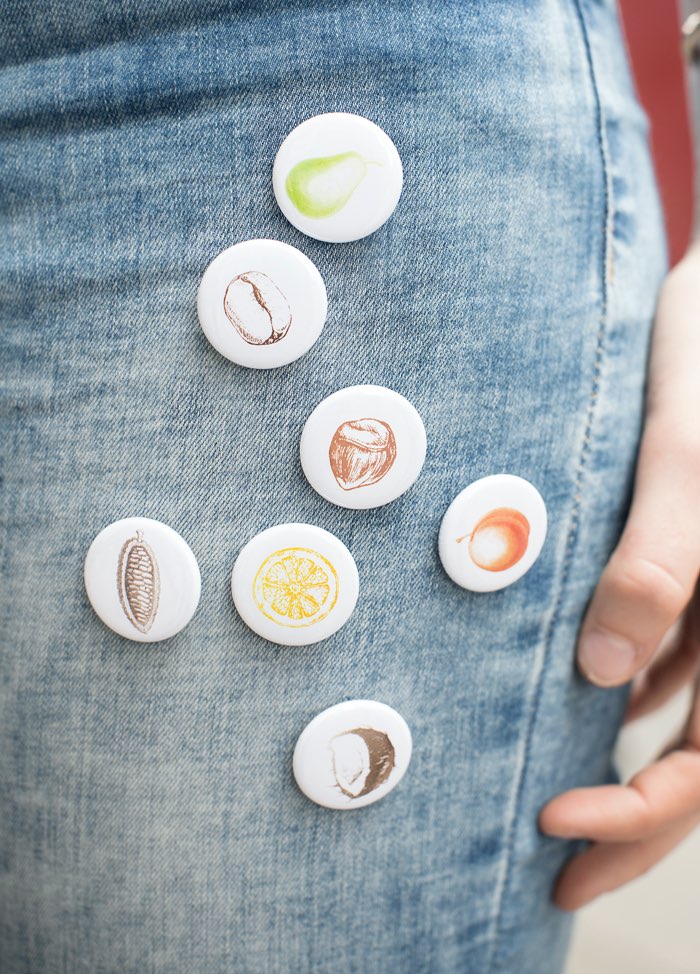 Leones Buttons mit Sorten-Illustrationen auf Jeans