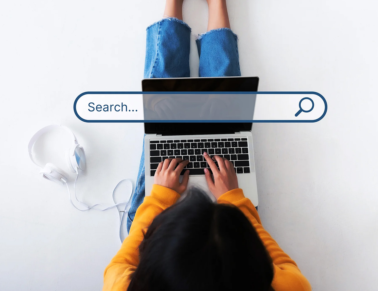 Frau an Laptop mit Suchfeld - SEO Checkliste von casc
