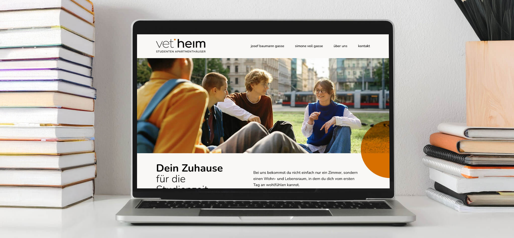 Mockup eines Laptops auf einem Schreibtisch mit der Startseite von VetHeim