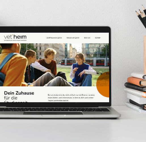Mockup eines Laptops auf einem Schreibtisch mit der Startseite von VetHeim